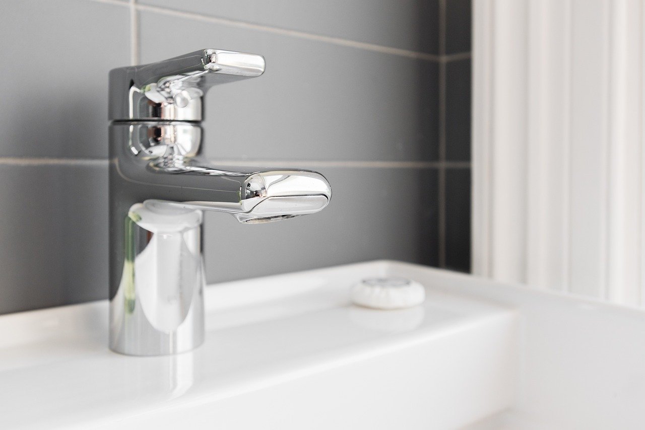 découvrez nos conseils pratiques pour réparer une fuite d'évier efficacement. suivez nos étapes simples et apprenez à intervenir rapidement pour éviter les dégâts d'eau et maintenir votre maison en bon état.