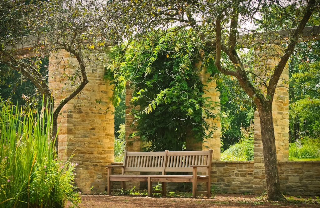 un banc de jardin en palettes